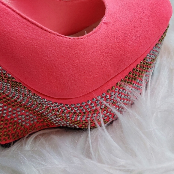 Unique Woman Heels - Picture 2 of 7